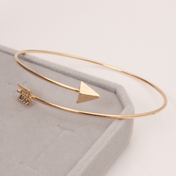 Jewelry - 🌞  NEW Arrow Bangle Bracelet - Gold 💫